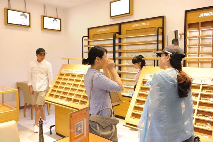 别急,这次无人眼镜店来了!